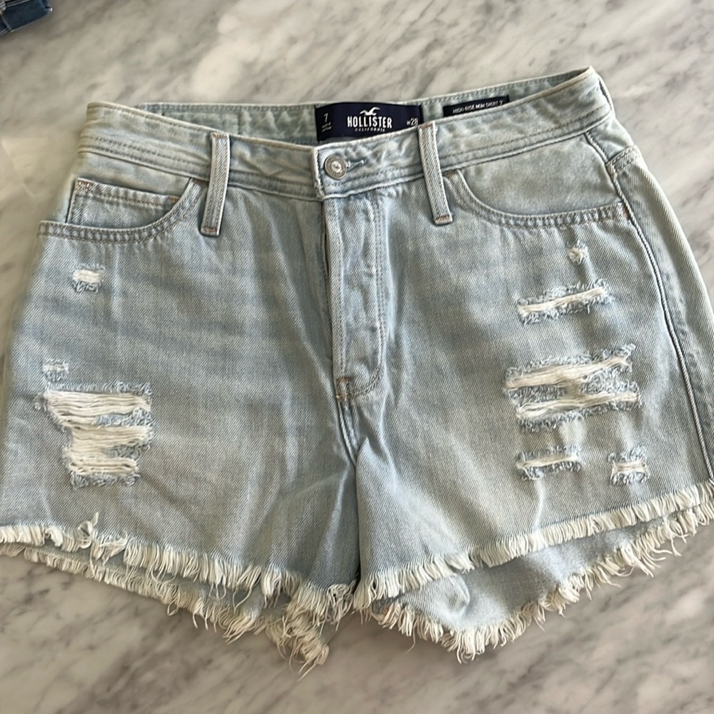 Hollister 3” High Rise Mom Short size 28 (7) spotless excellent condition